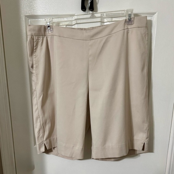 Nike Golf Women's Tan/cream Bermuda Shorts DRI-FIT Standard Fit XL (run big) - Picture 1 of 14